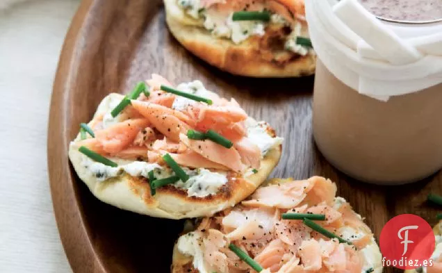 Tostadas de Queso Crema de Trucha y Alcaparras Ahumadas