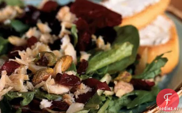 Ensalada de Verduras Mixtas con Trucha Ahumada, Pistachos y Arándanos