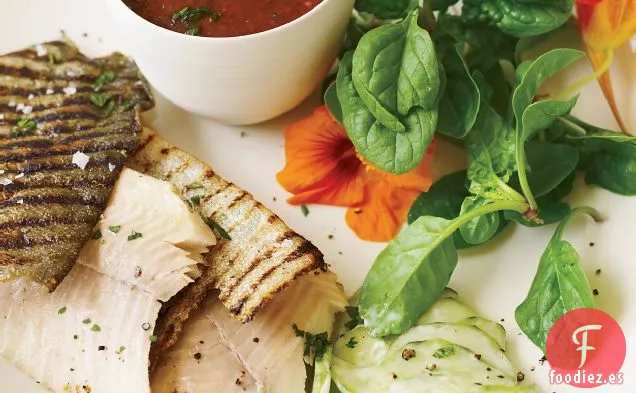Trucha a la Parrilla con Salsa de Tomate Ahumado y Ensalada de Pepino