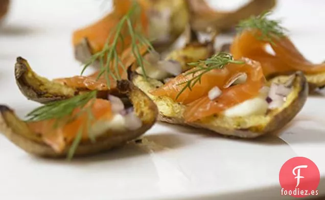 Pieles De Patata Con Crema De Trucha Ahumada Y Rábano Picante