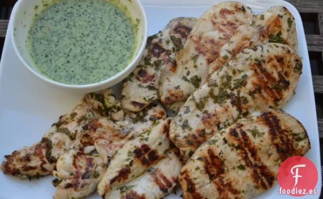 Pollo a La parrilla Con Hierbas y Limón Con Llovizna De Menta