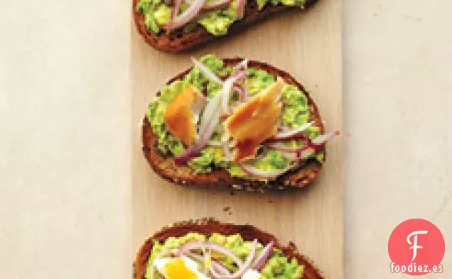 Tostadas De Aguacate, Alcaparras Y cebolla encurtida