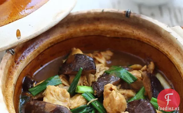 Pollo En Olla De Barro Con Champiñones