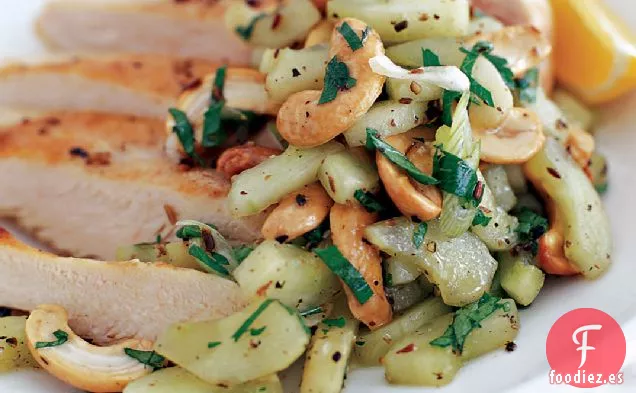 Pechugas de Pollo Salteadas con Ensalada de Pepino