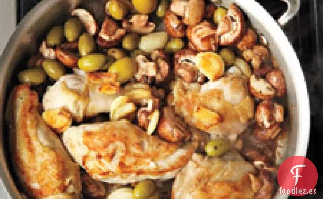Pollo Cocido Al Ajo Con Aceitunas Y Champiñones