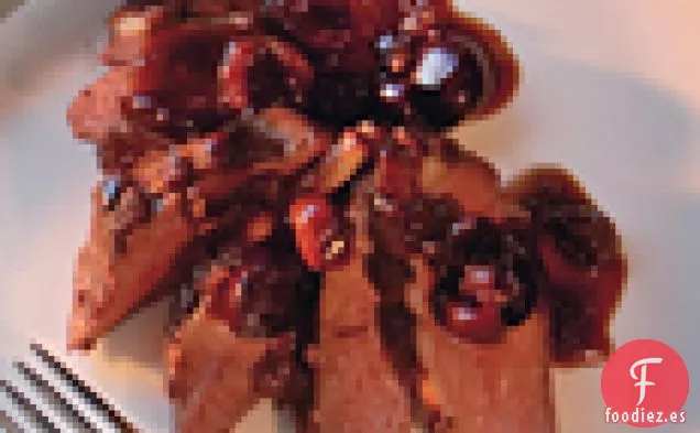 Pechuga de Pato a la Brasa con Cerezas y Salsa de Oporto