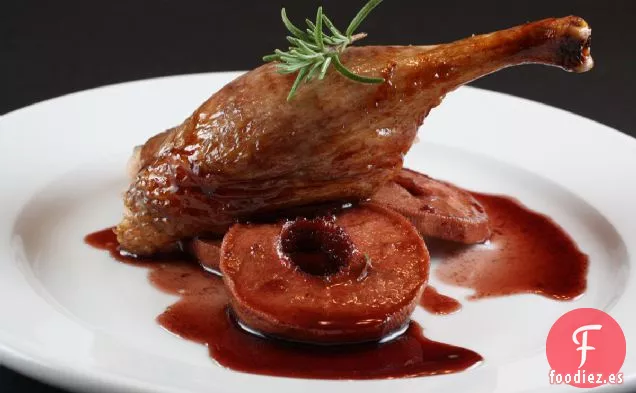 Pato Entero Asado Con Manzanas Cocidas Al Vino Tinto