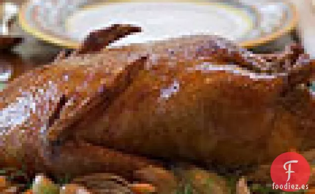 Pato Asado a Fuego Lento con Salsa de Aceitunas y Confitado de Ajo e Hinojo