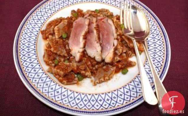 Pato De Dos Maneras Sobre Pasta