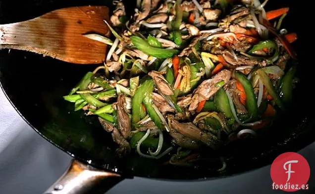 Pato De Pekín Salteado Con Jengibre Y Cebolla Verde