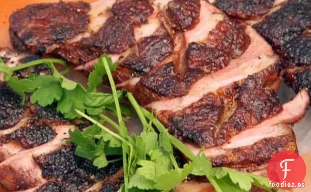 Pechuga de Pato a la Parrilla Frotada con Especias con Ensalada de Melocotón y Queso de Cabra a la Parrilla