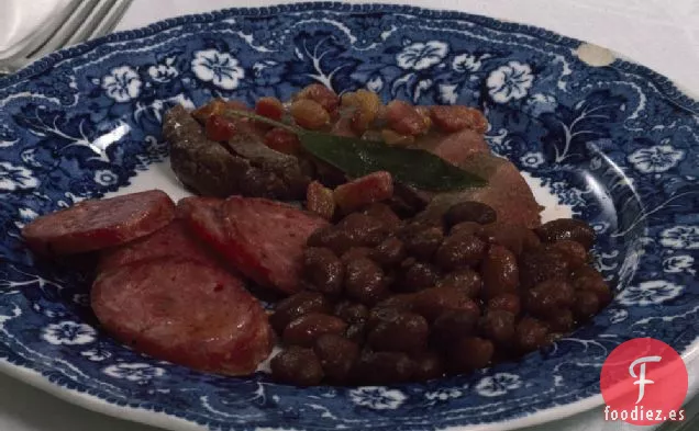 Frijoles al Horno con Pechugas de Pato Negro y Salchichas Linguiça