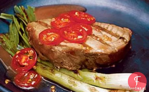 Filetes de Atún con Cebolletas a la Parrilla y Tomates