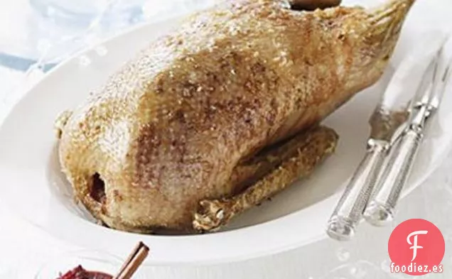 Ganso Asado Con Salsa De Cereza Agria Y Vino Tinto