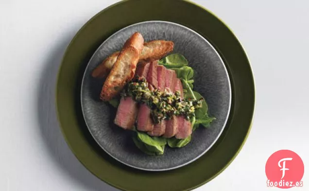 Atún A La Brasa Con Vinagreta De tapenade De Oliva Y Rúcula