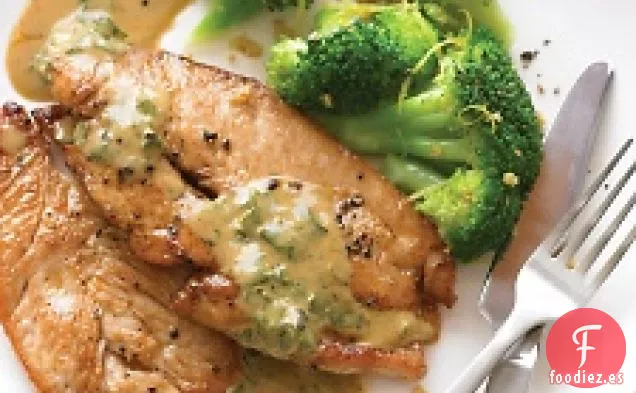 Chuletas De Pavo Cocidas En Sartén Con Salsa De Vino