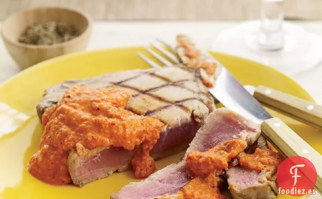 Atún a la Parrilla con Salsa Romesco de Almendras Ahumadas