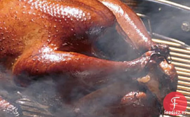 Pavo asado a la parrilla con salmuera de arce y ahumado en madera