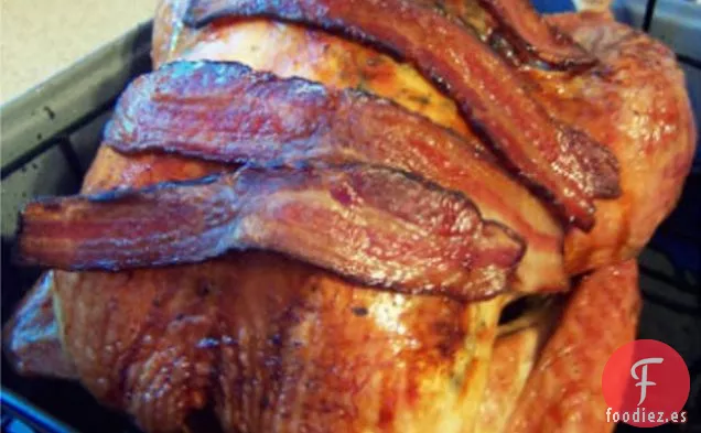 Pavo asado Al Arce Con Salvia, Tocino Ahumado Y Stu De Pan De Maíz