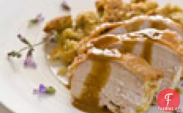 Pechuga de Pavo Asada con Pan de Maíz, Relleno de Salvia y Salsa de Brandy