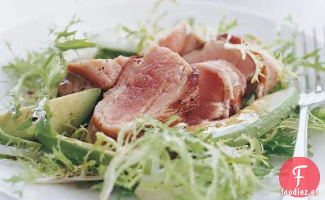 Filetes de Atún Envueltos en Tocino con Frisée y Ensalada de Aguacate