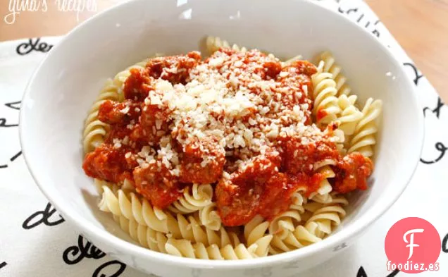 Salchicha De Pavo Y Salsa De Tomate Sobre Pasta
