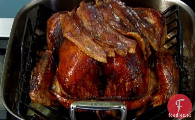 Pavo Asado al Arce con Salvia, Tocino Ahumado y Relleno de Pan de Maíz