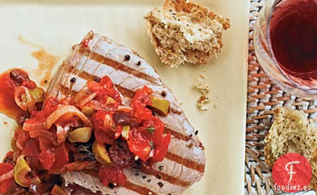 Atún a la Parrilla con Salsa Mediterránea