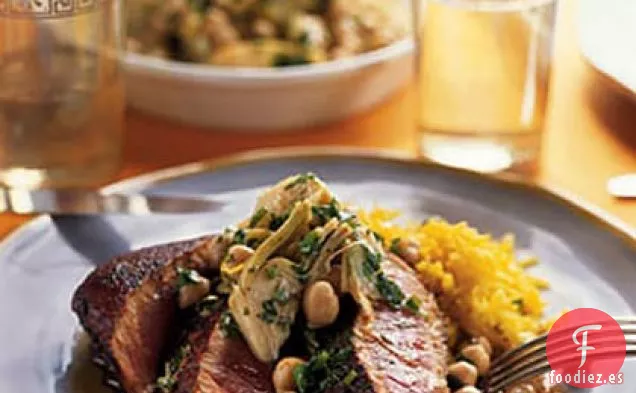 Atún con Costra de Pimentón a la Brasa con Ensalada de Garbanzos y Alcachofas