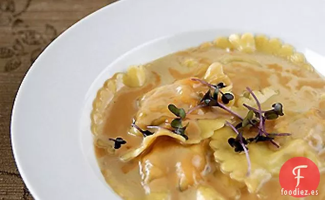 Ravioles de langosta con caldo de langosta y salsa de limoncillo y mariscos
