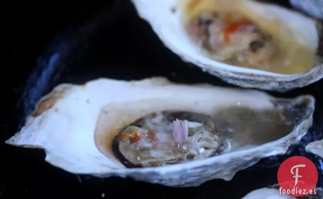 Ostras Asadas Con Mantequilla De Siracha y lima
