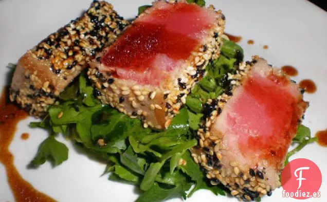 Filete De Atún Con Costra De Sésamo En Rúcula