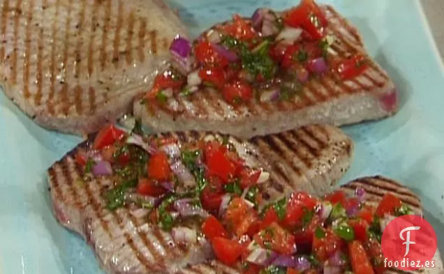 Filetes de Atún con Salsa Cruda de Tomate y Albahaca