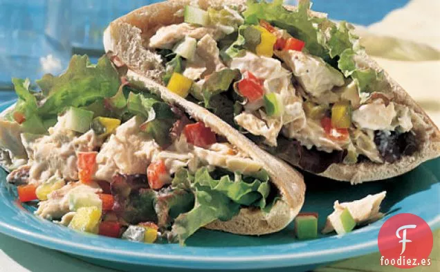 Sándwiches De Pita De atún, Pepinillos Y verduras Picadas