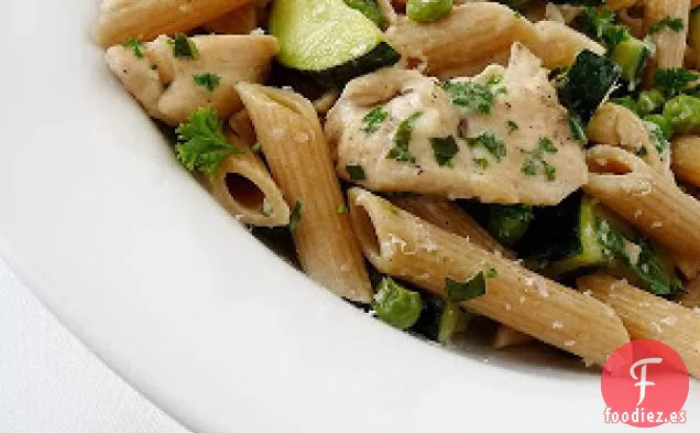 Pasta Primavera Con Calabacines De Jardín Y Hierbas