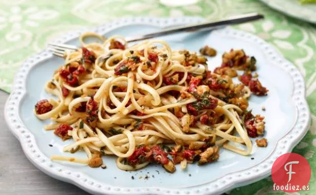 Linguini con Tomates Secados al Sol, Aceitunas y Limón