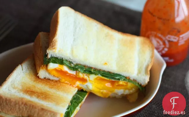 Sándwich De Huevo Frito Con Sriracha