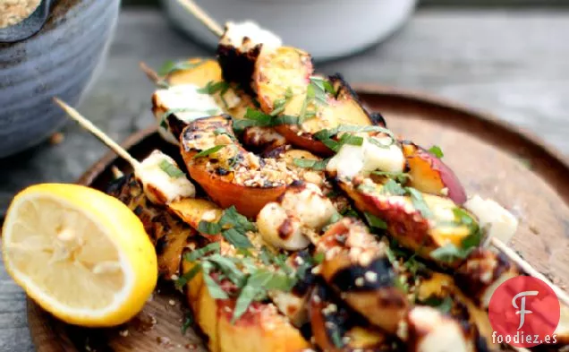 Halloumi A La Parrilla Y Duraznos Con Dukkah