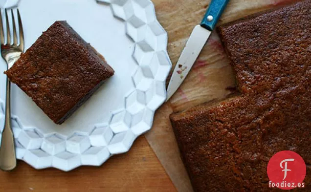 Un Pastel De Pudín De Miel, Canela Y Ciruelas