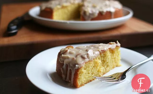 Pastel De Aceite De Oliva De Almendras Con Glaseado De Mantequilla Marrón