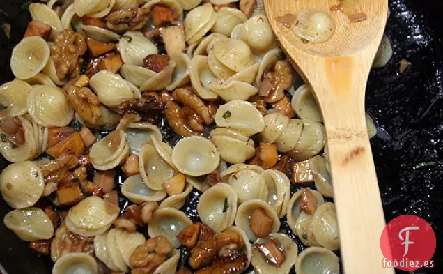 Orecchiete Con Champiñones Rebozuelos, Salvia, Nueces Y Marrón