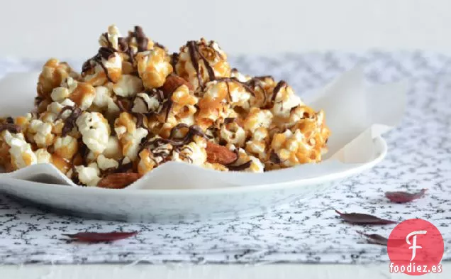 Palomitas de Maíz con Caramelo de Mantequilla {con Chocolate Negro y Nueces Saladas}