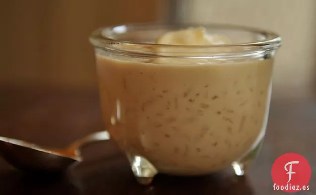 Arroz Con Leche De Caramelo Con Mantequilla Marrón Y Crema Fresca