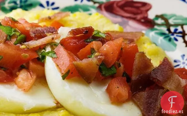 Huevos Escalfados Con Polenta Y Salsa Fresca