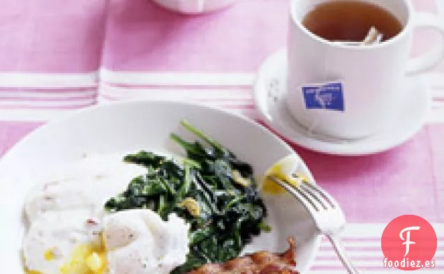 Huevos Escalfados Con Sémola De Tocino Y Espinacas Marchitas