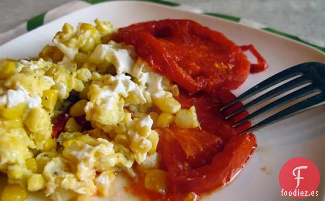 Huevos Revueltos Con Maíz Fresco, Queso De Cabra Y T asado Al Horno