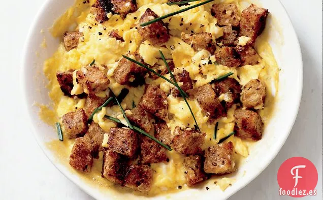 Huevos Revueltos con Crutones con Hierbas