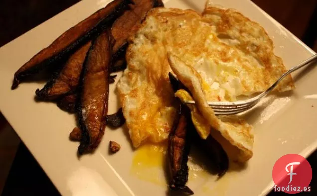Huevo Frito Con Aceite De Oliva Y Champiñones Portabello