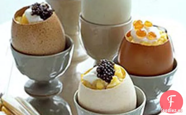 Huevos Revueltos Con Crema Fresca Y Caviar En Vasos Con Cáscara De Huevo
