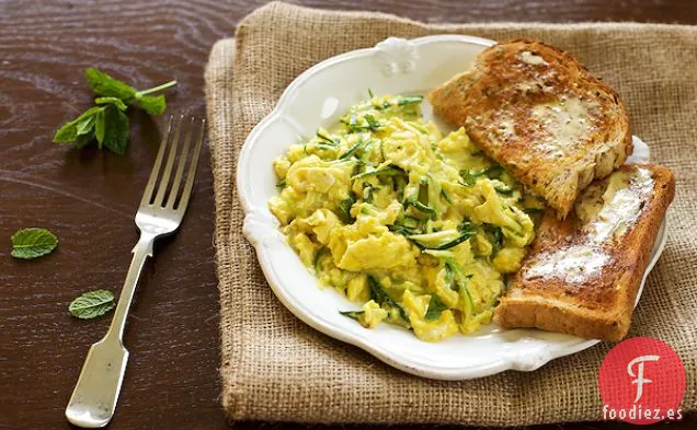 Huevos Revueltos con Motas de Calabacín